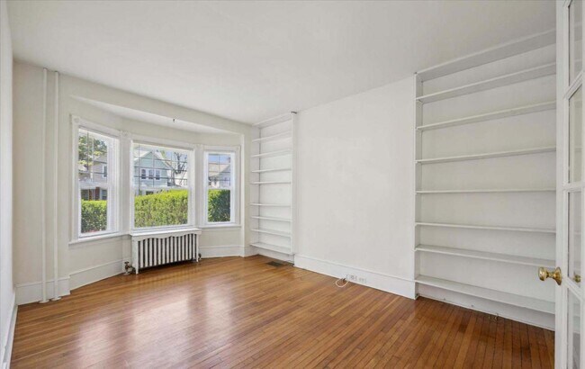 Building Photo - Bright and spacious 4-bedroom