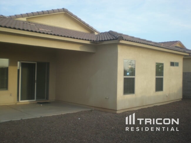 Building Photo - 15613 N Poppy St