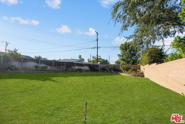 Building Photo - 16855 Donmetz St