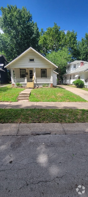 Building Photo - 706 W 75th Terrace
