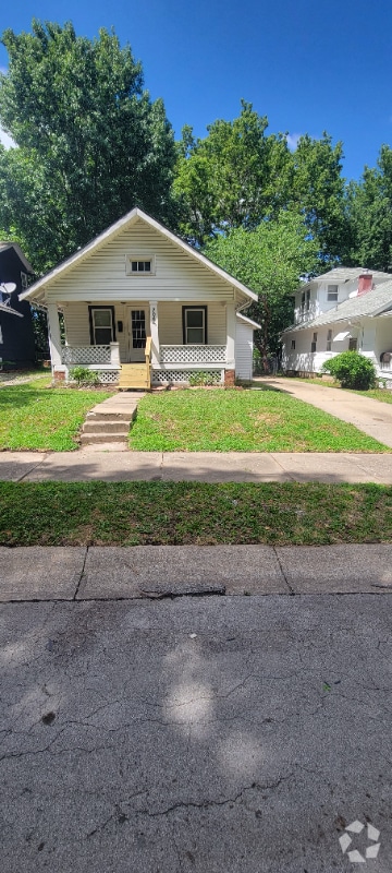Building Photo - 706 W 75th Terrace