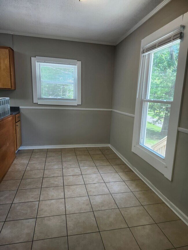 Building Photo - 3 bedroom 2 bath home with Den in Convenient Location