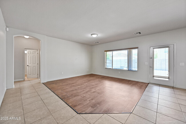 Building Photo - 11237 W Davis Ln