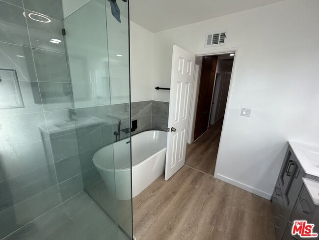 Building Photo - 4445 Don Zarembo Dr