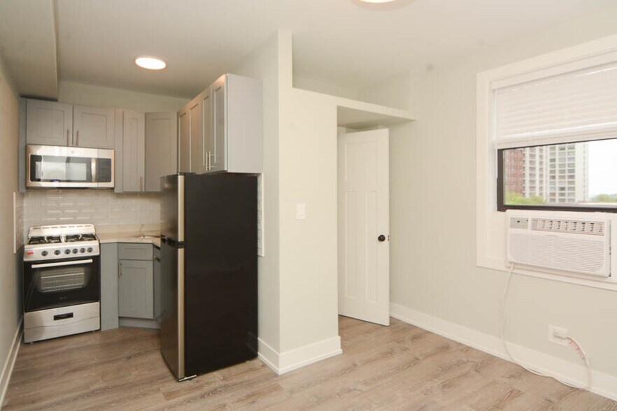 Building Photo - 510 W Belmont Ave