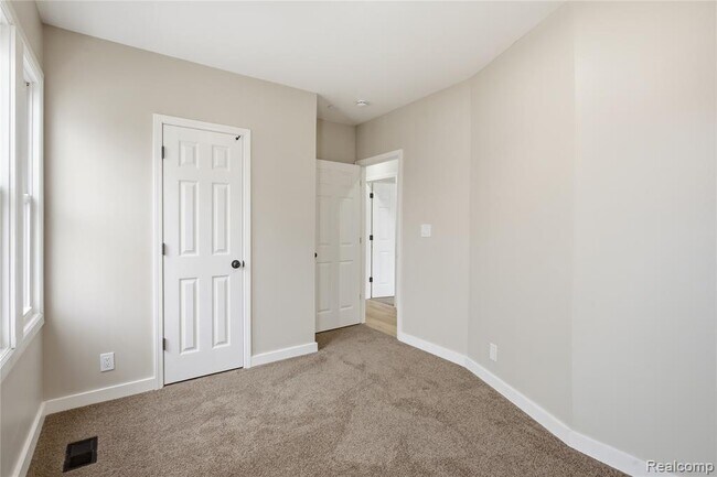 Building Photo - 14617-14617 Winthrop St