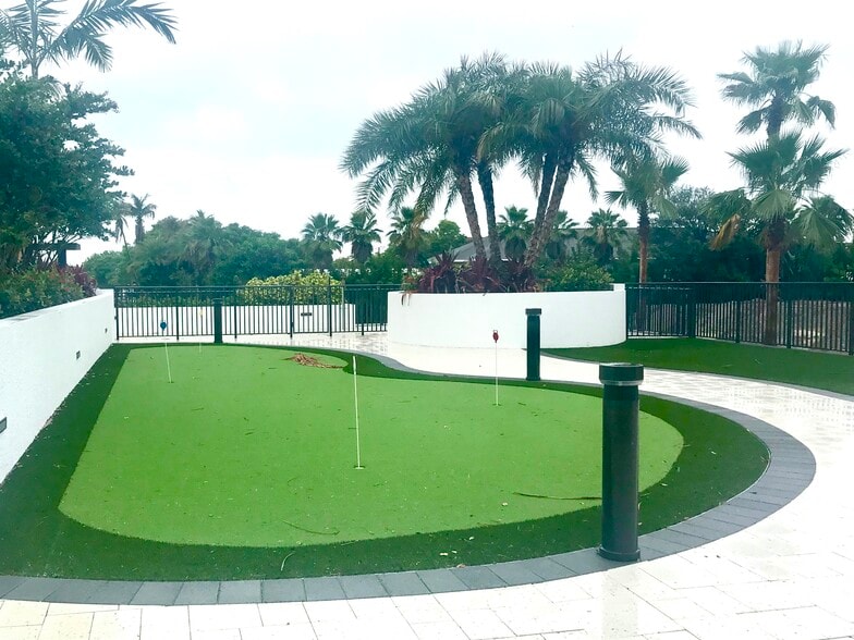 Poolside putting green - 1111 Central Ave