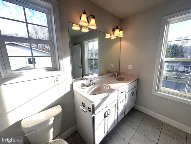 Building Photo - 3541 Oak Dr