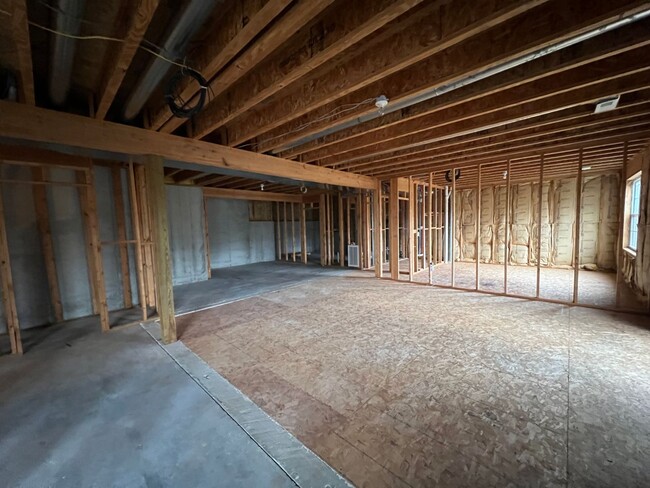 Building Photo - Open Floor plan with plenty of storage space!