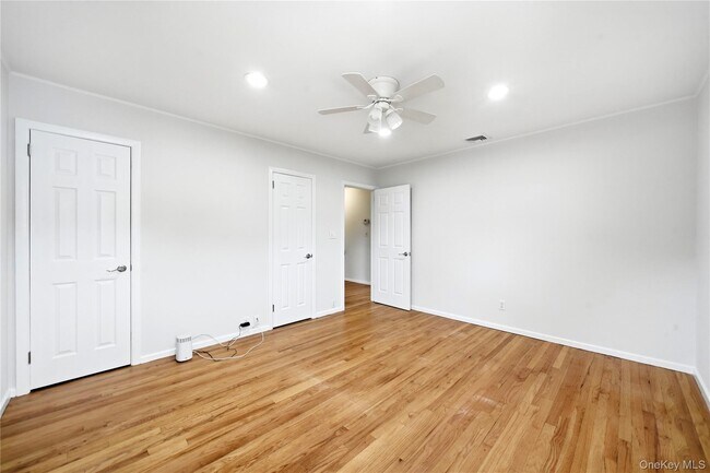 Building Photo - 14 Oak Dr