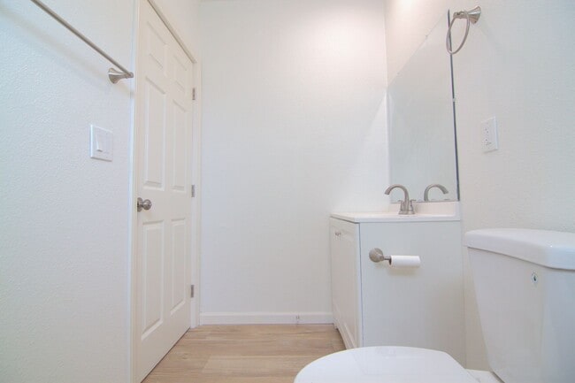 Building Photo - 6913 Vanalden Ave