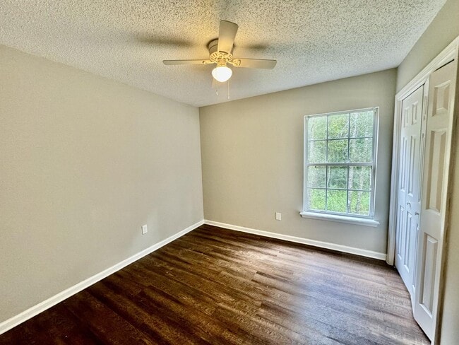 Building Photo - Spacious 4/2 Available for Rent.