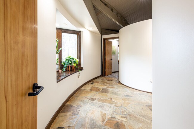 Building Photo - 1816 Bear Spgs Wy