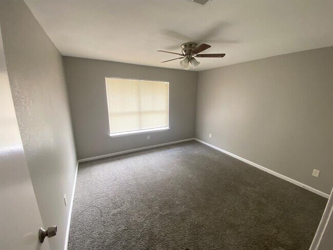 Building Photo - 2110 Hilton Head Dr