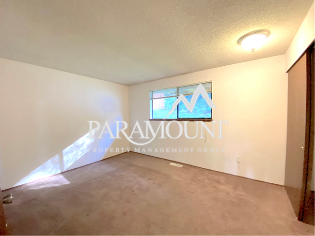 Building Photo - 3 Bedroom 2 Bath Oasis in Port Orchard!