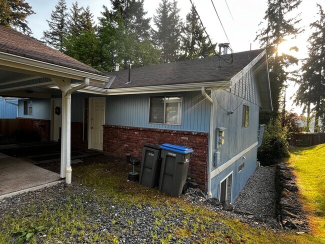 Building Photo - 1110 Shorewood Dr