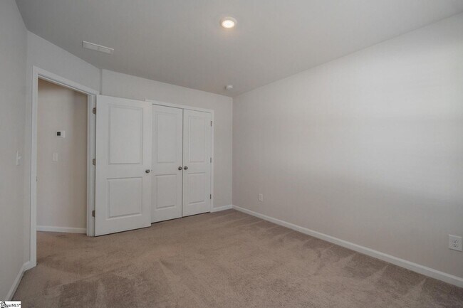 Building Photo - 14 Loebner Ln