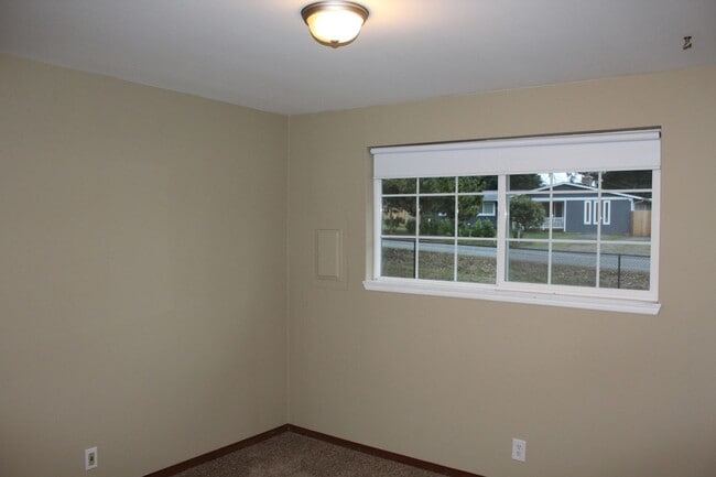 Building Photo - Beautiful 4 bedroom Rambler home with shop...
