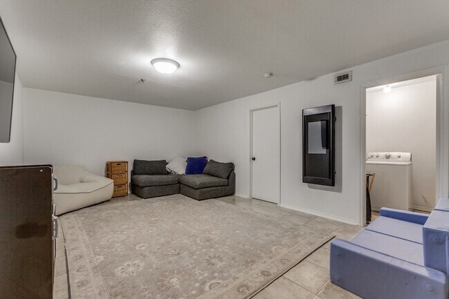 Building Photo - 2606 Custer Pkwy