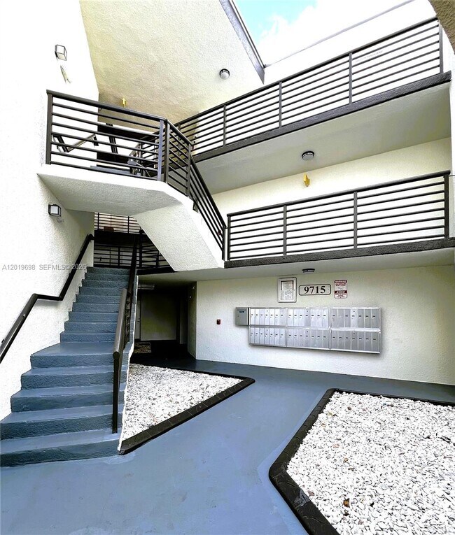 Building Photo - 9715 Fontainebleau Blvd