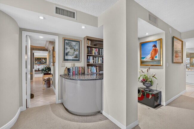 Building Photo - 1021 Hillsboro Mile