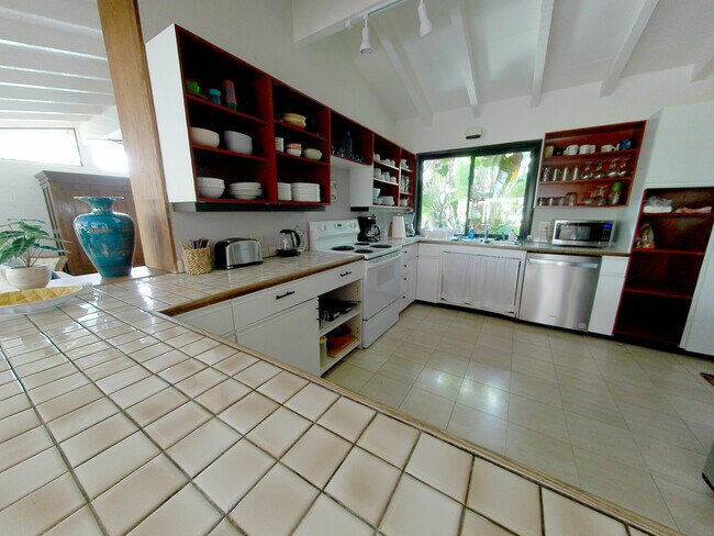 Large kitchen - 426 Ilimano St