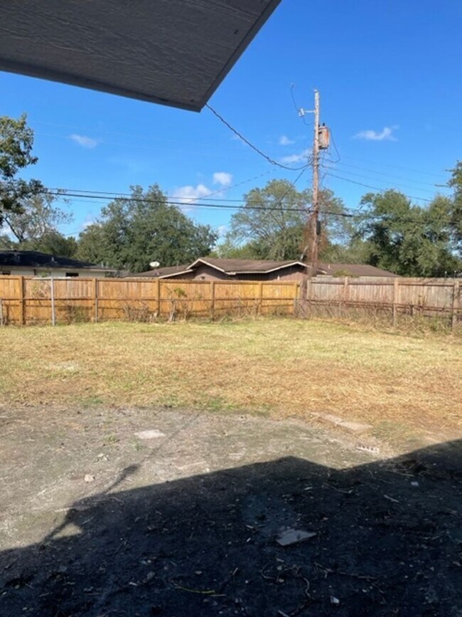 Building Photo - April Move In