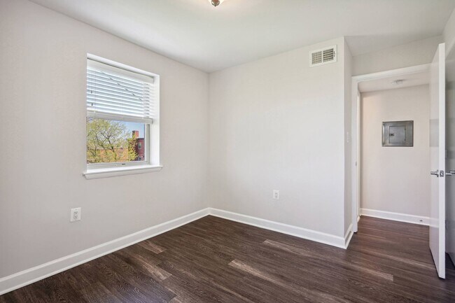 Building Photo - Lovely 3 BR/2 BA Condo in Barry Farm!