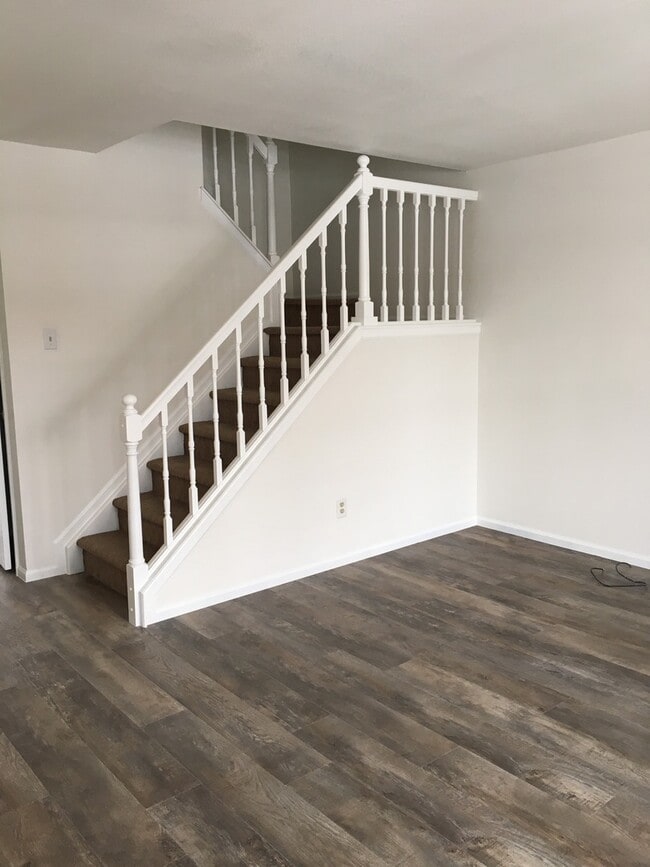 Building Photo - Darling 3 bedroom, 3 bath Louisville Townhome Available June 7