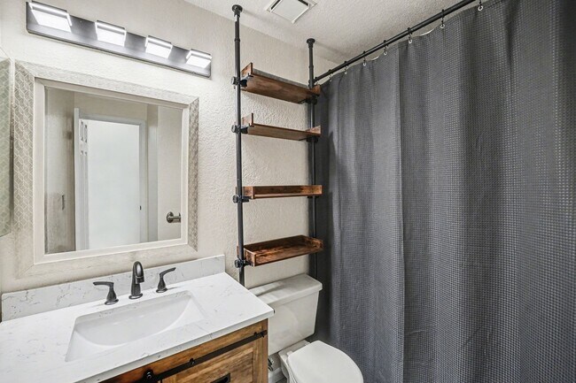 Building Photo - Updated 2 Bedroom 2 Bathroom Condo in Lakewood!