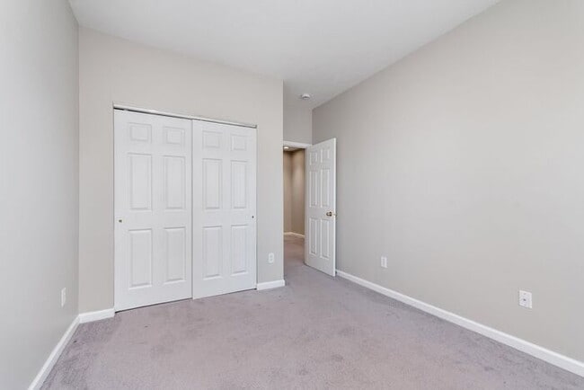 Building Photo - Beautiful town home in the quiet Towne Park community!!