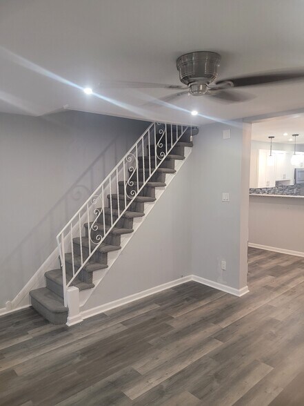 Building Photo - 305 Greenway Ave