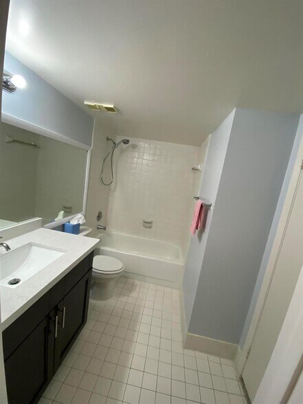 Building Photo - 9899 Westview Dr