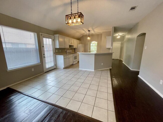 Building Photo - 1507 Parrot Ct