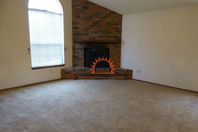 Building Photo - Lovely 3 bedroom 2 bathroom brick home wit...