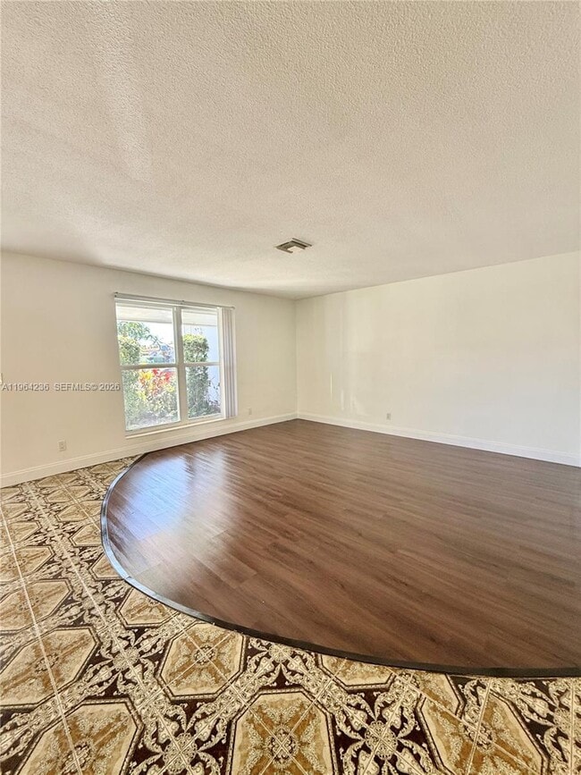 Building Photo - 4917 W Park Rd