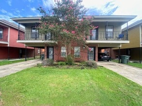 Building Photo - Updated 2-Bed Townhouse Steps from McNeese...
