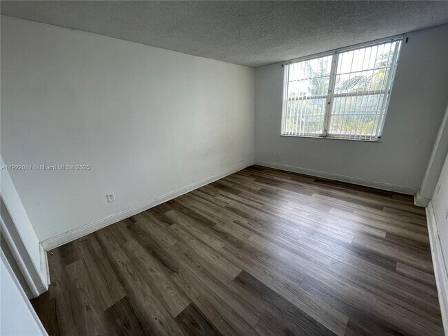 Building Photo - 13455 NE 10th Ave