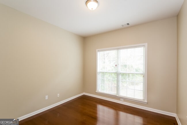 Building Photo - 3180 Elmendorf Dr NW