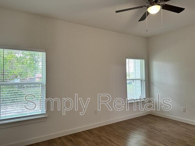 Building Photo - Gordon 3304