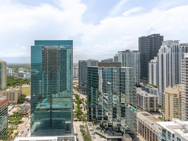 Building Photo - 1300 Brickell Bay Dr