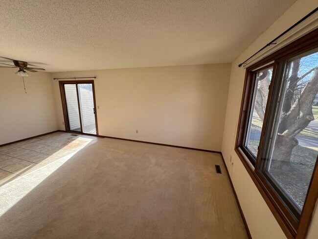 Building Photo - 5 Golden Oak Dr