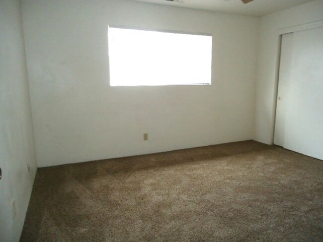 Building Photo - 1917-1919 W Whitendale Ave