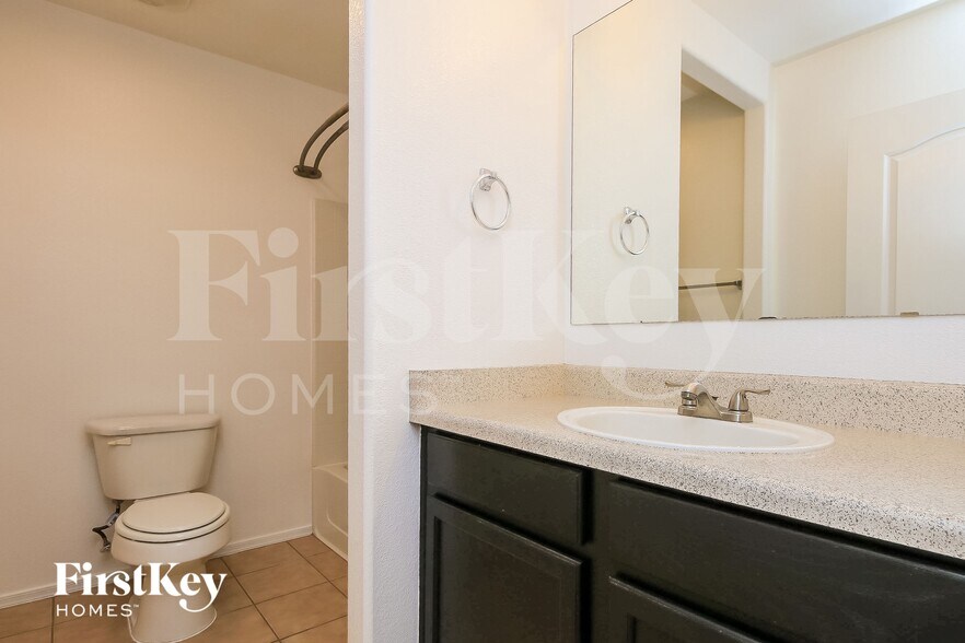 Building Photo - 941 E Leslie Ave