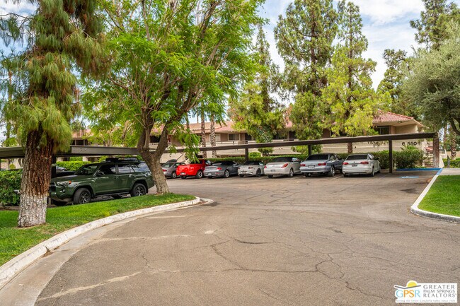 Building Photo - 550 N Villa Ct