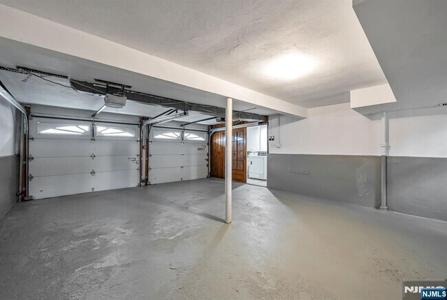 Building Photo - 164 Jeffer Ct