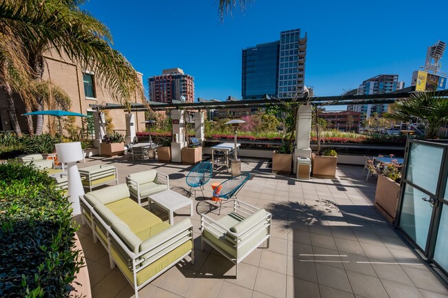 Building Photo - Stunning Legend Condo with Huge Patio Look...