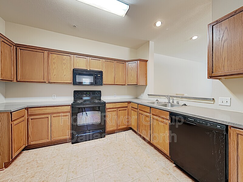 Building Photo - 2216 Stoneleigh Pl