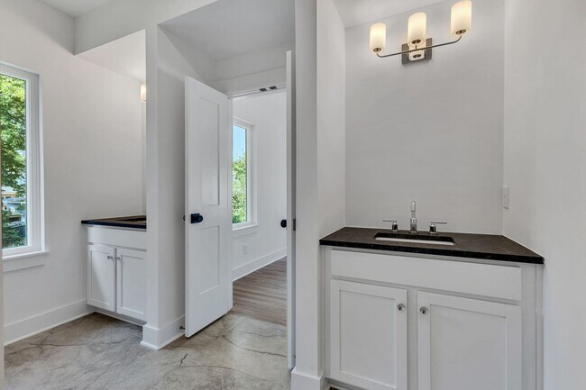 Building Photo - 5917 Robertson Ave