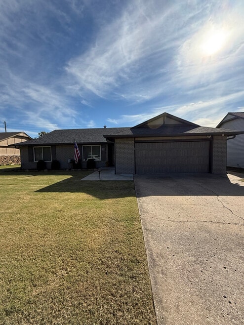 Building Photo - 3213 E Oakridge St